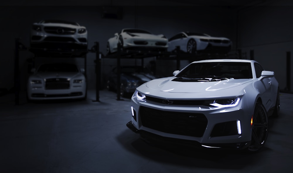 Белый Chevrolet Camaro в гараже