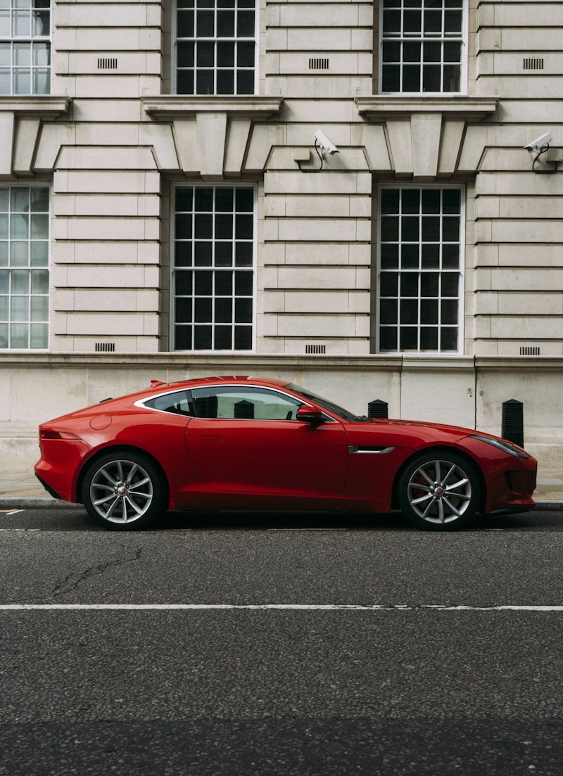 Красный Jaguar F-Type